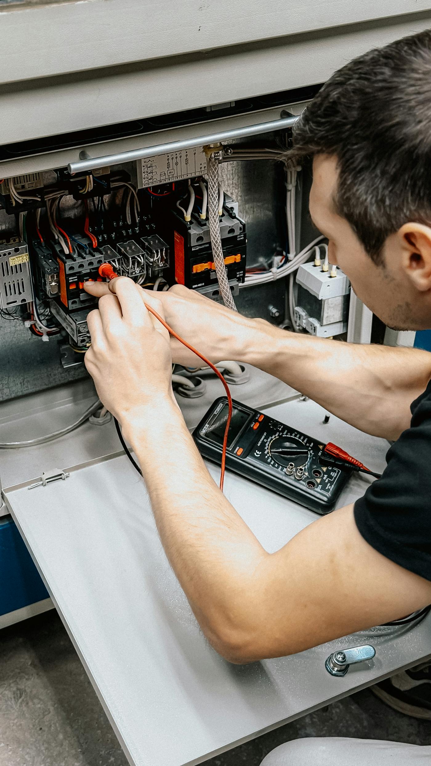 Montaż instalacji elektrycznej w szafie rozdzielczej
