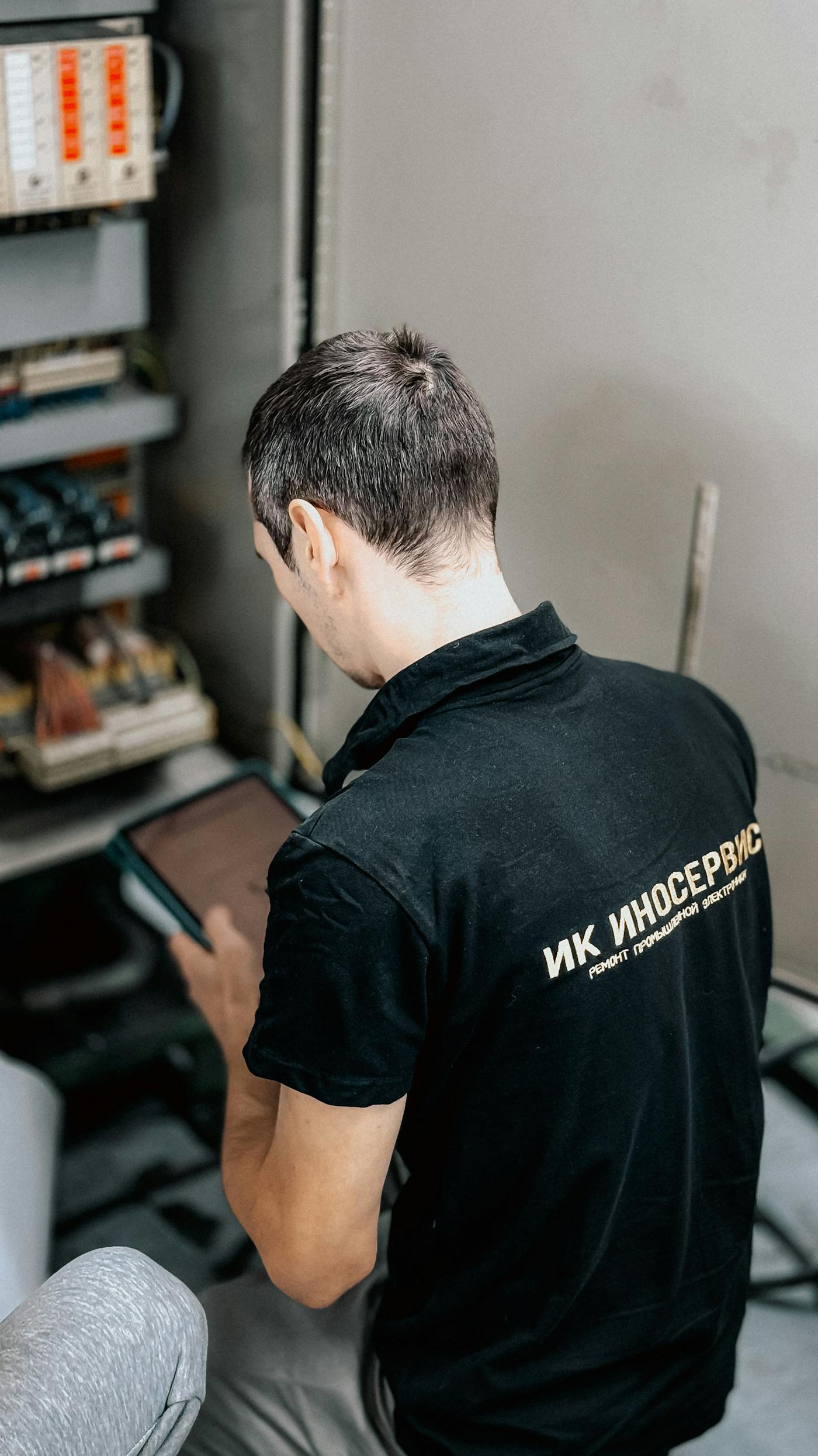 Prace przy nowoczesnej instalacji elektrycznej